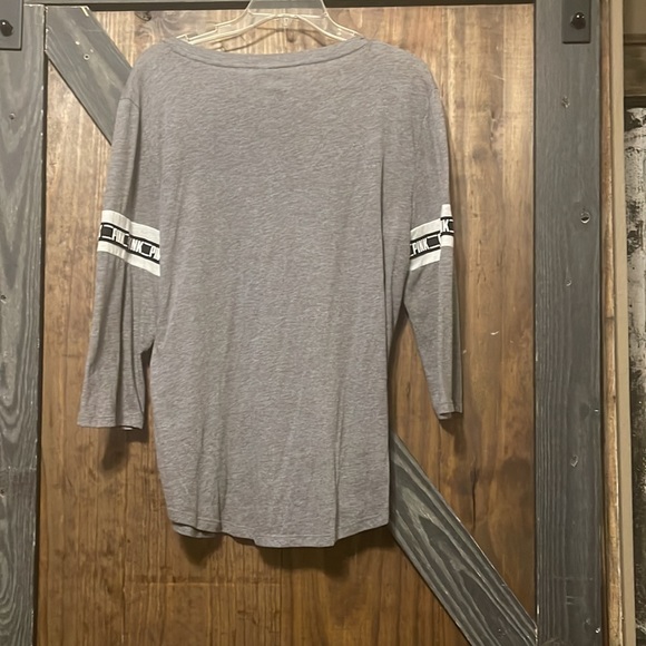 Pullover shirt with 3/4 length sleeves. - Picture 2 of 4